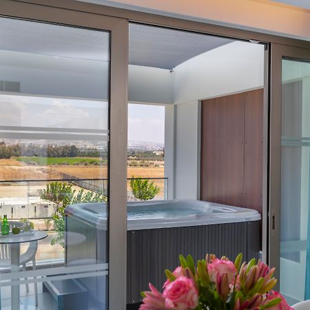 Ivi Mare - Designed For Adults By Louis Hotels Geroskipou Exterior foto A hot tub on a balcony