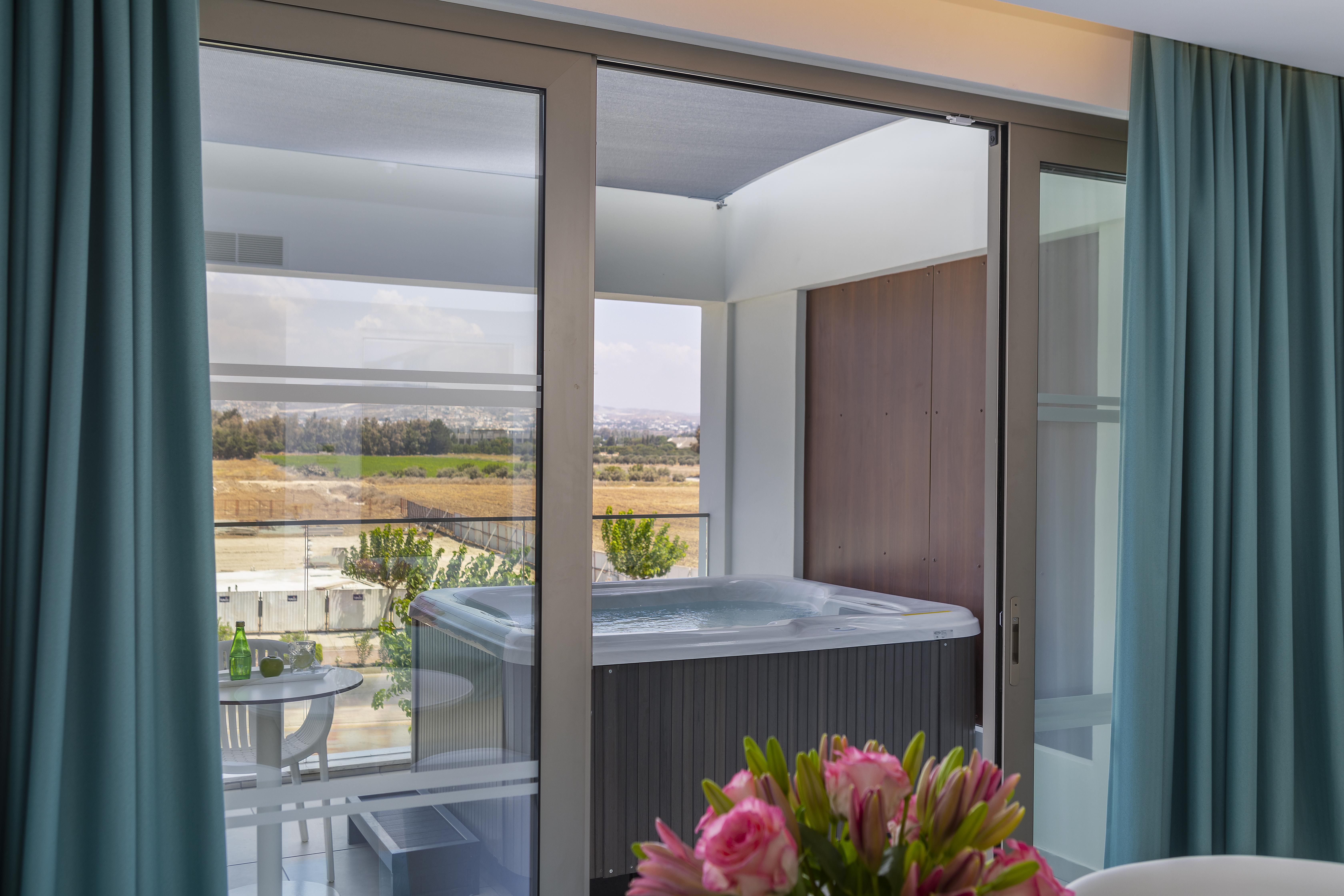 Ivi Mare - Designed For Adults By Louis Hotels Geroskipou Exterior foto A hot tub on a balcony