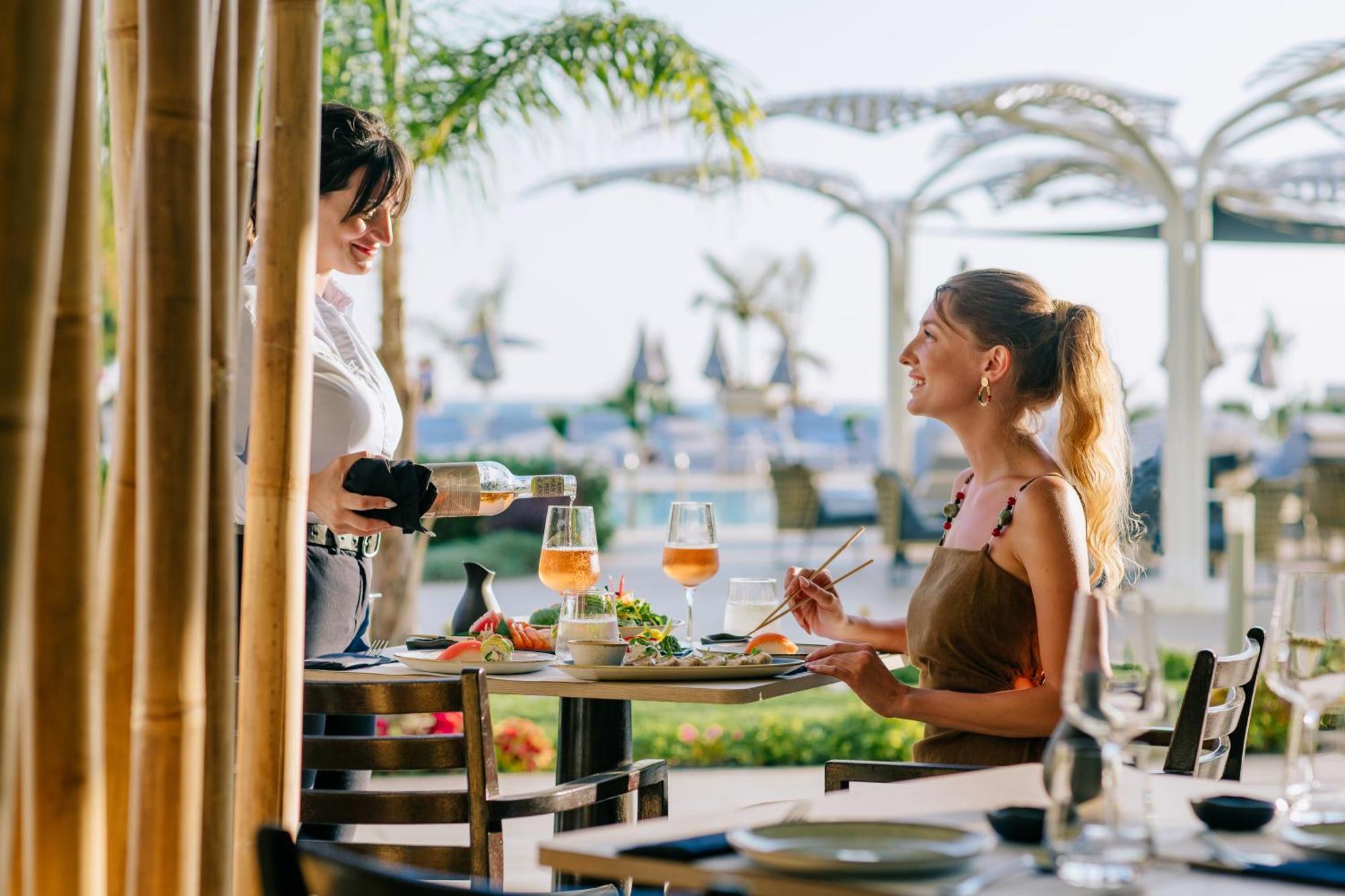 Ivi Mare - Designed For Adults By Louis Hotels Geroskipou Exterior foto A waitress serving a guest at a restaurant