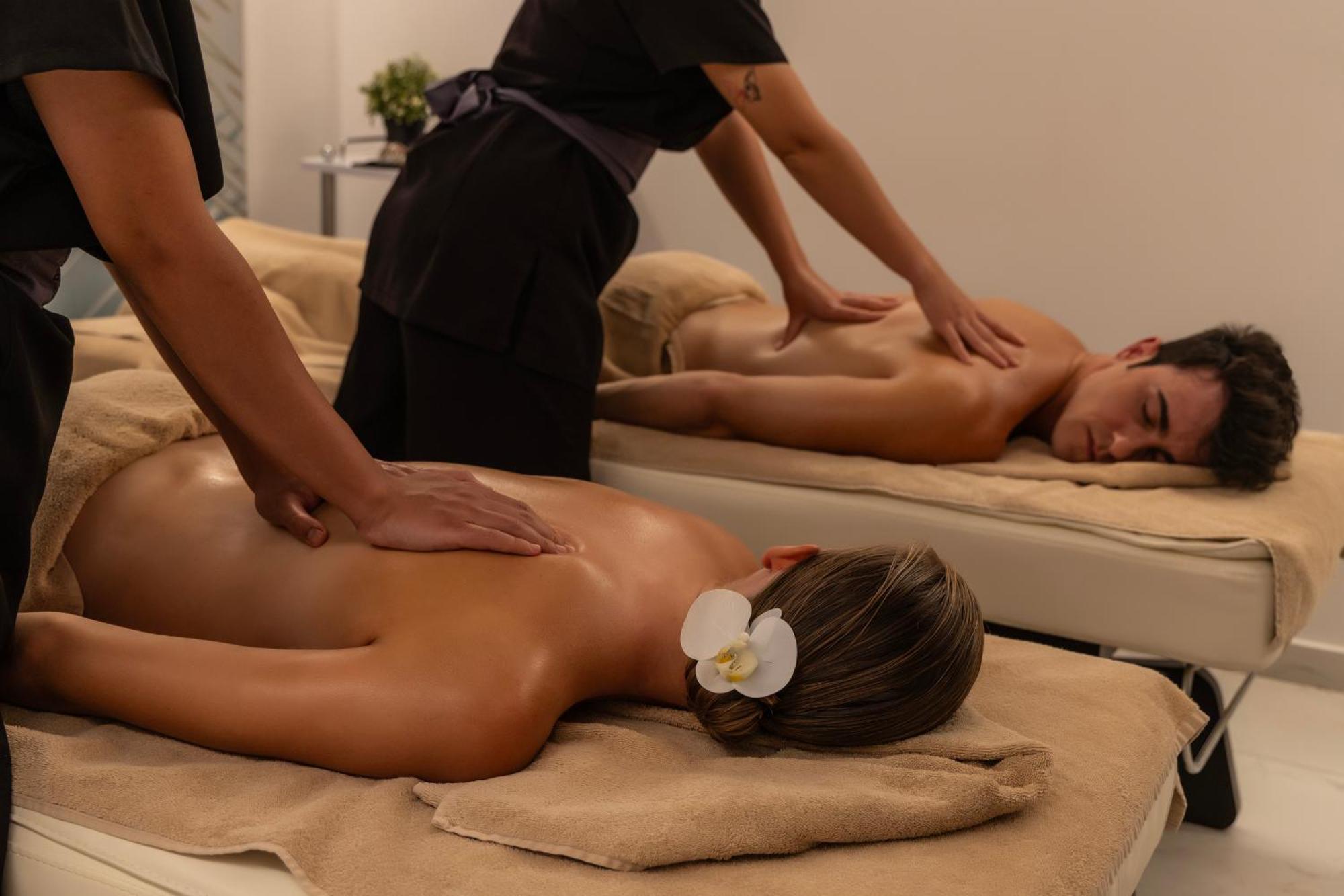 Ivi Mare - Designed For Adults By Louis Hotels Geroskipou Exterior foto Massage therapists working on a couple