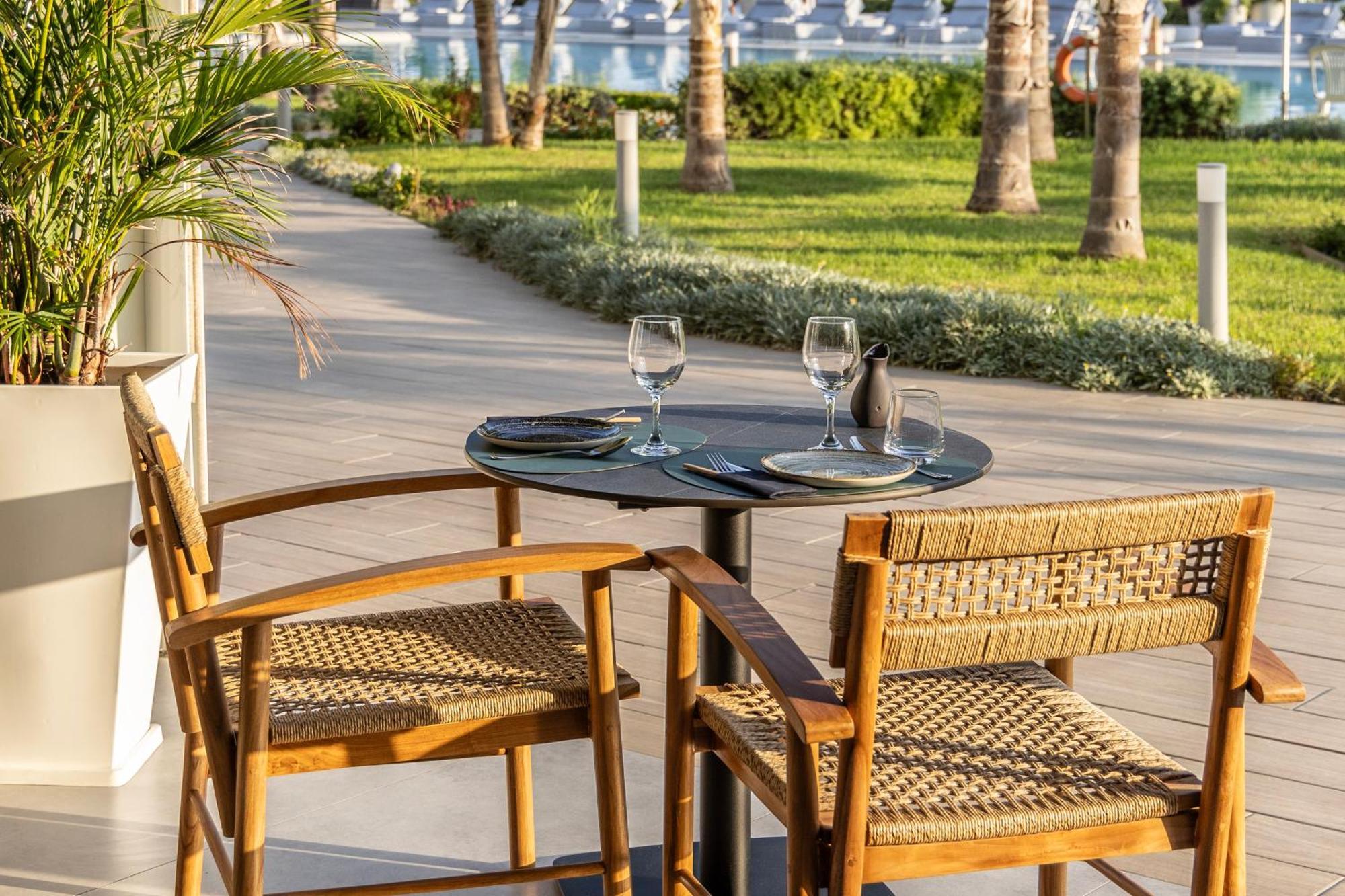 Ivi Mare - Designed For Adults By Louis Hotels Geroskipou Exterior foto A table and two chairs