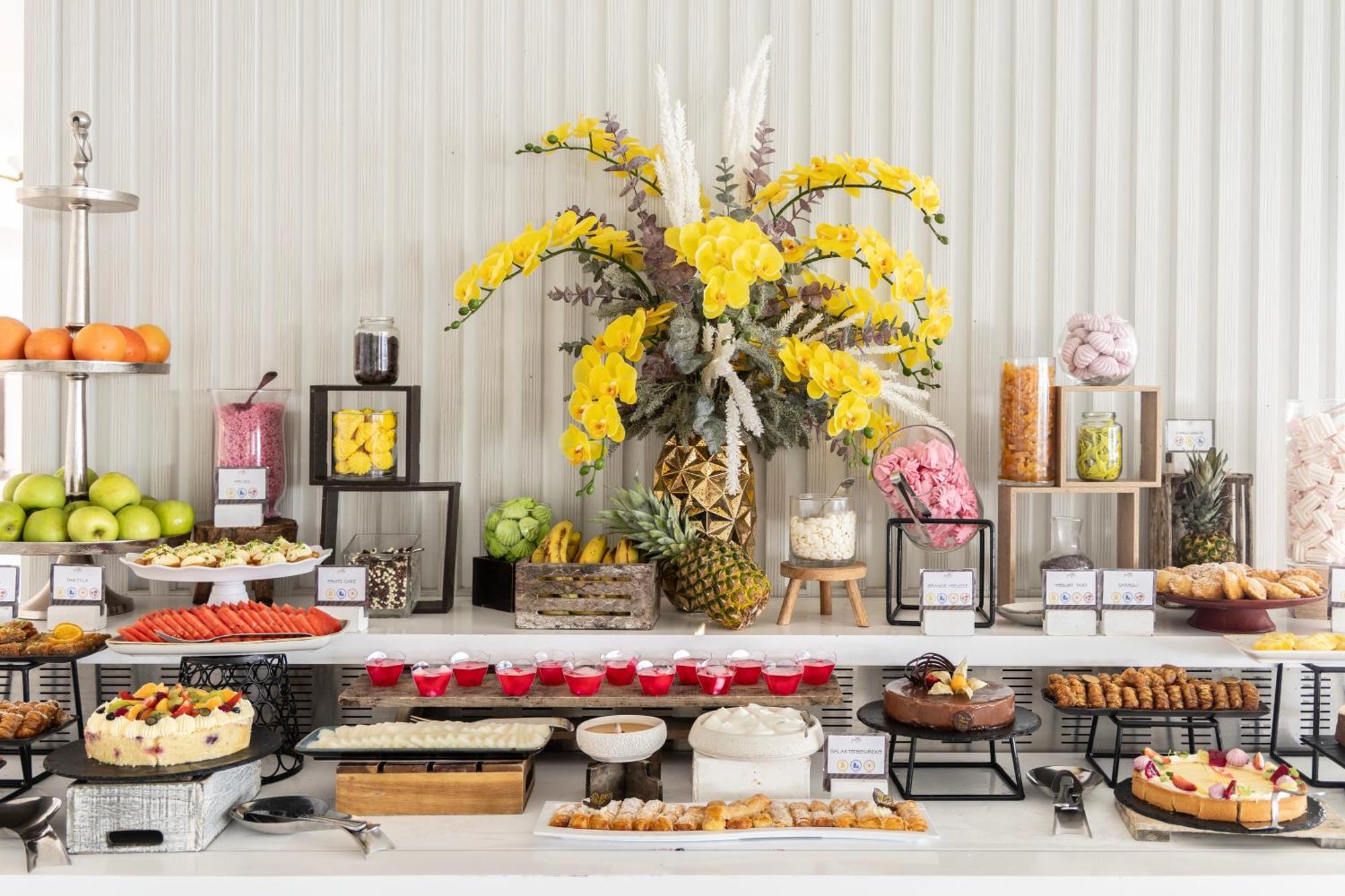 Ivi Mare - Designed For Adults By Louis Hotels Geroskipou Exterior foto A dessert buffet