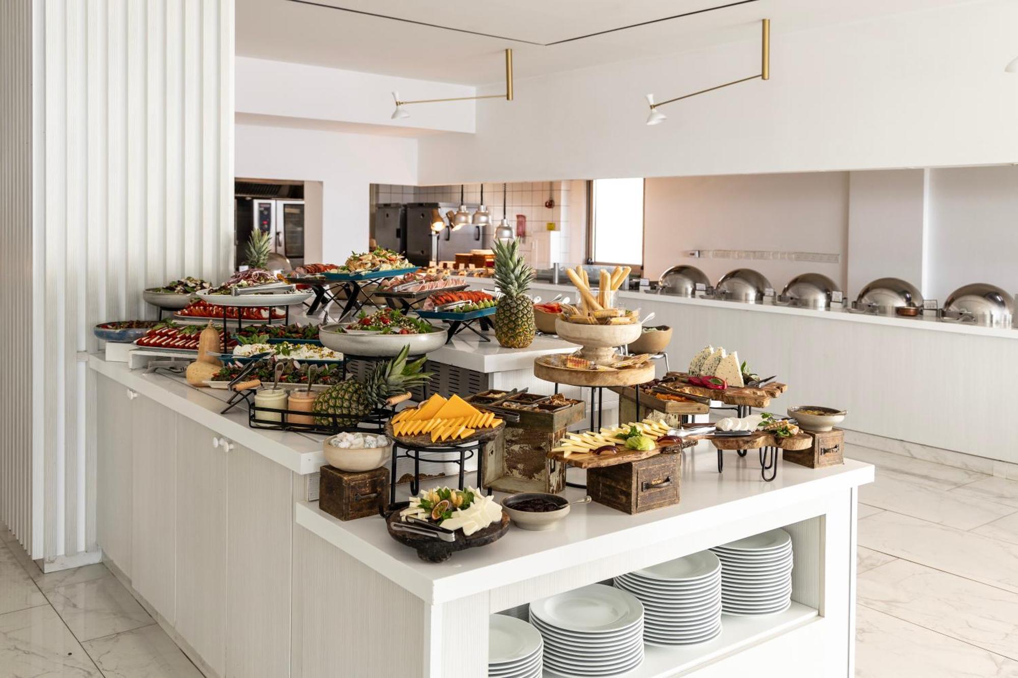 Ivi Mare - Designed For Adults By Louis Hotels Geroskipou Exterior foto A buffet at a hotel