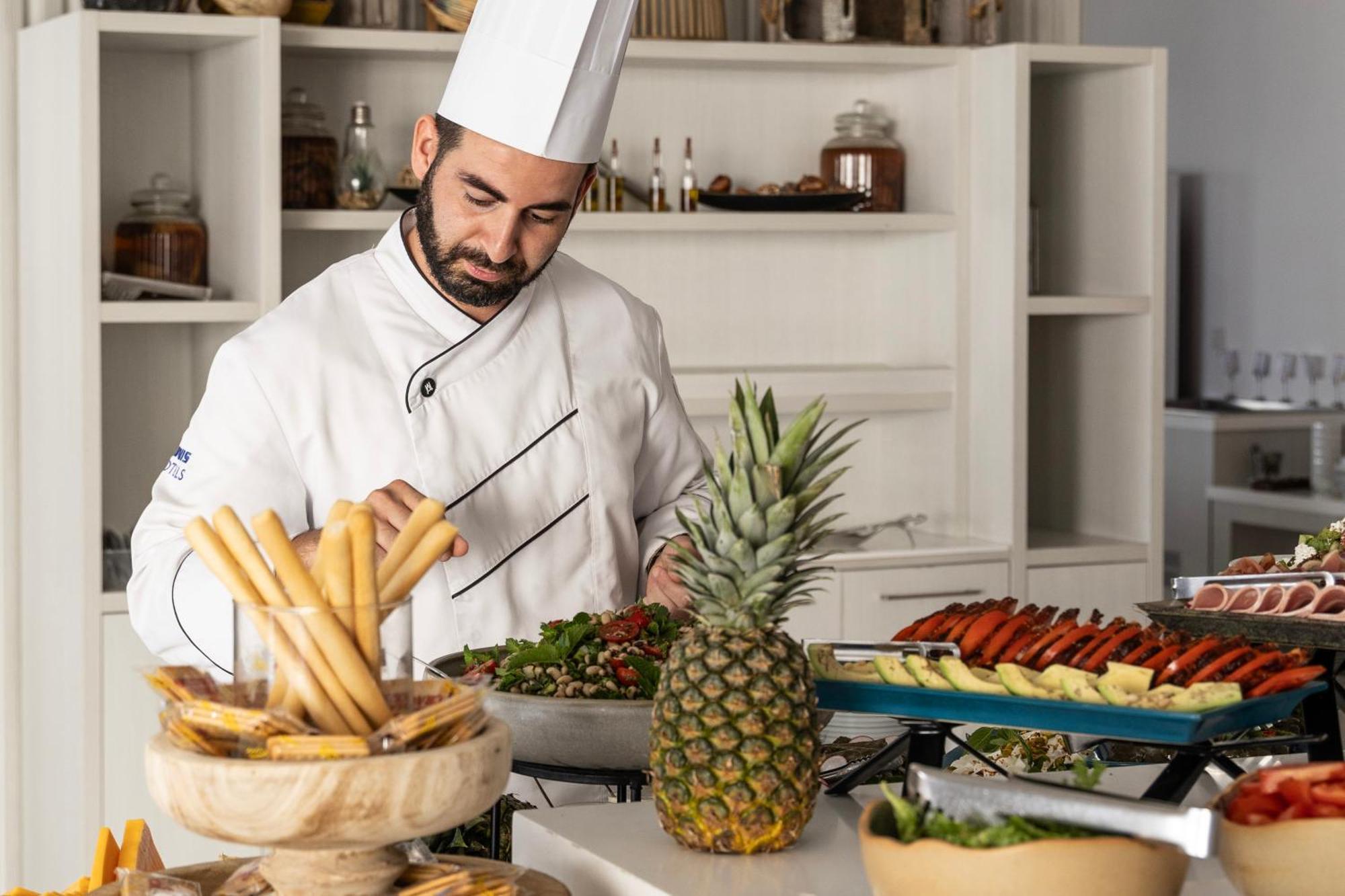 Ivi Mare - Designed For Adults By Louis Hotels Geroskipou Exterior foto A chef preparing food