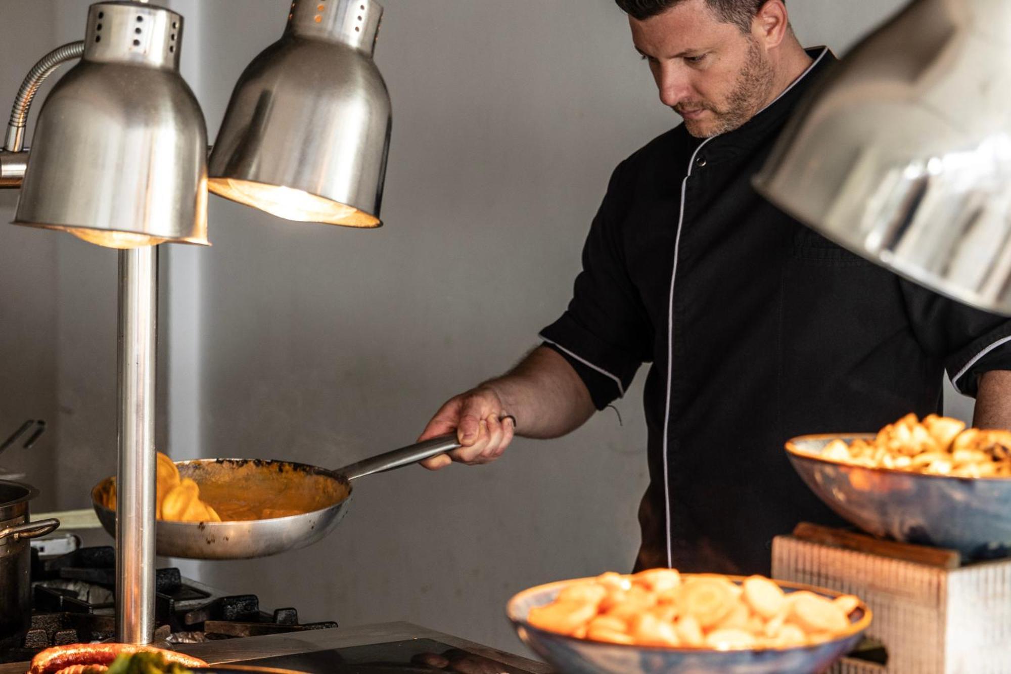 Ivi Mare - Designed For Adults By Louis Hotels Geroskipou Exterior foto A chef at work