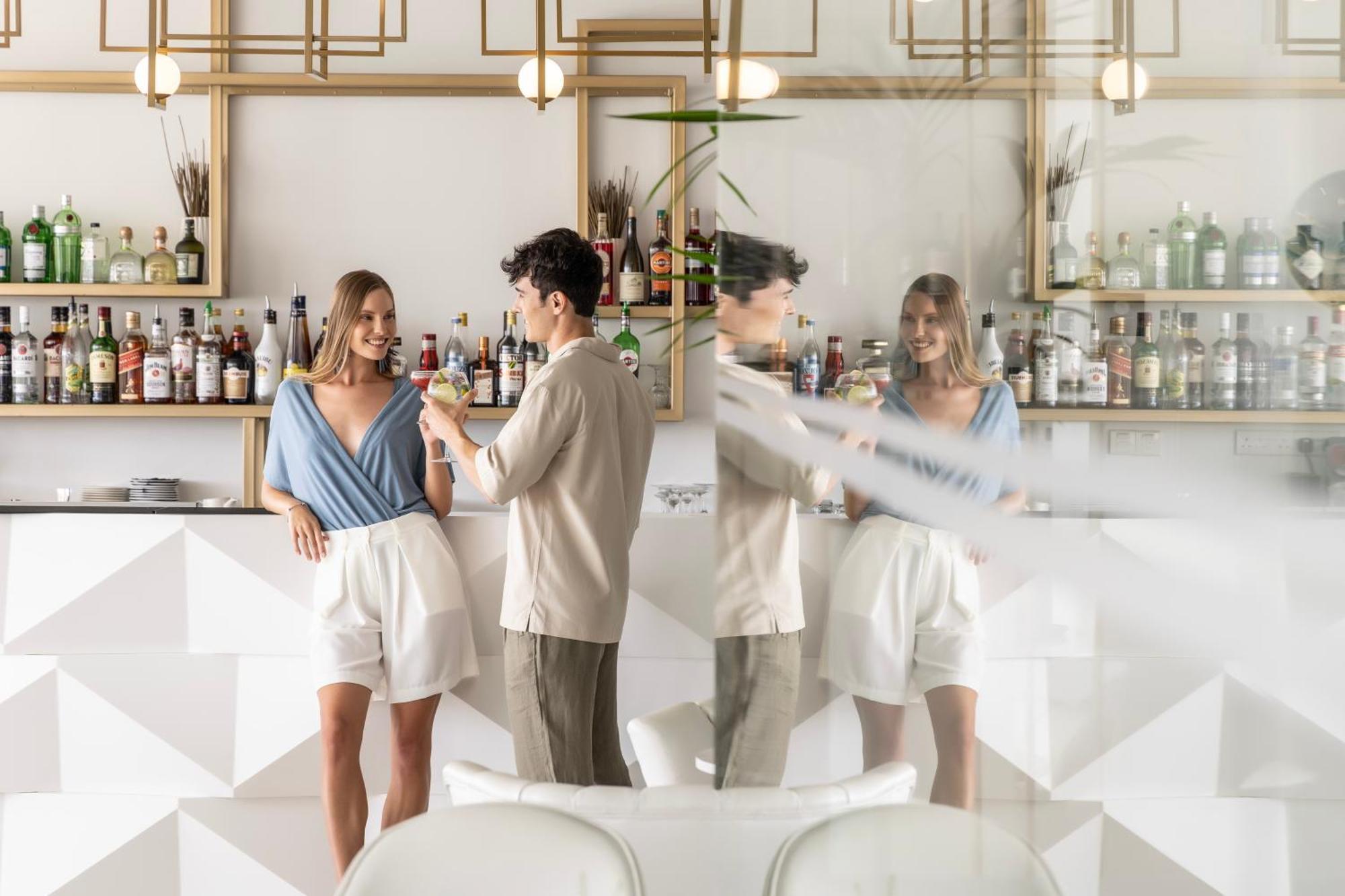 Ivi Mare - Designed For Adults By Louis Hotels Geroskipou Exterior foto The bar at the hotel